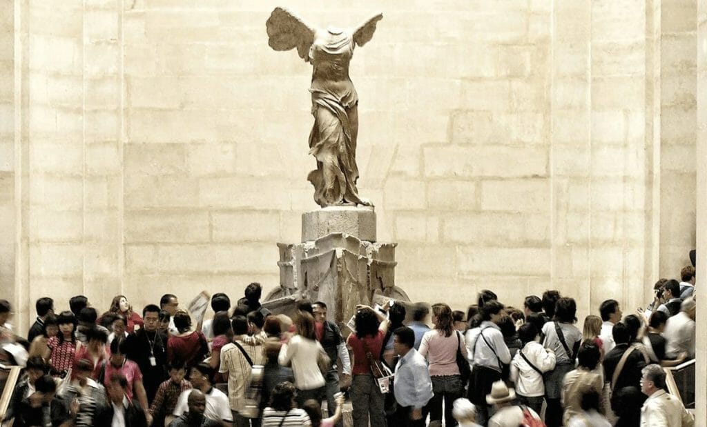 quantas obras tem no museu do louvre