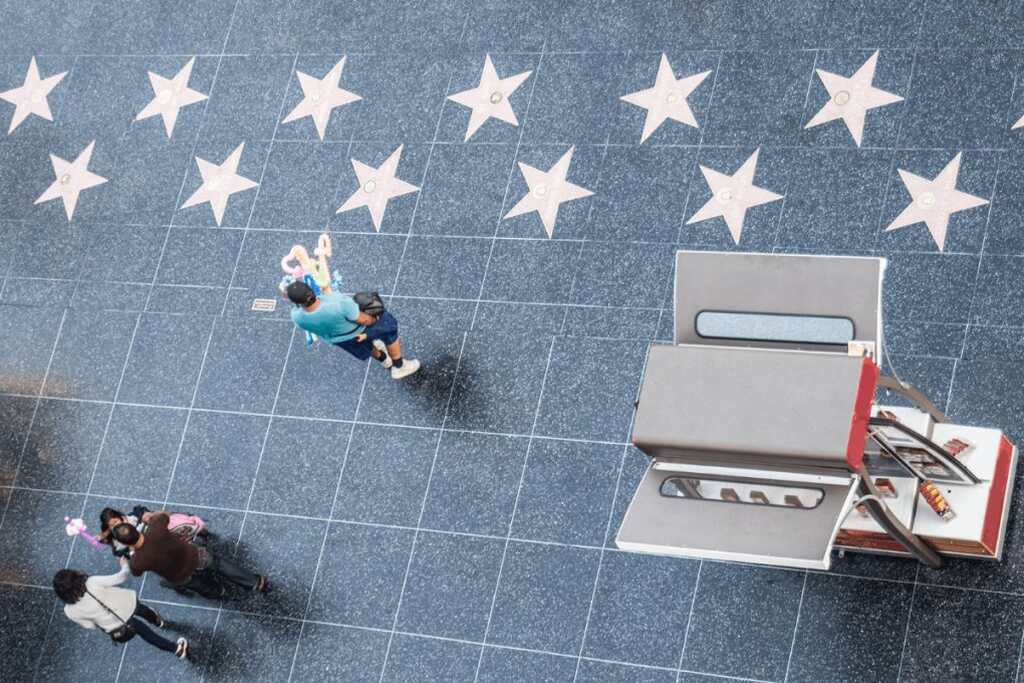 visitante caminhando pela Calçada da Fama um dos pontos turísticos mais famosos de Los Angeles