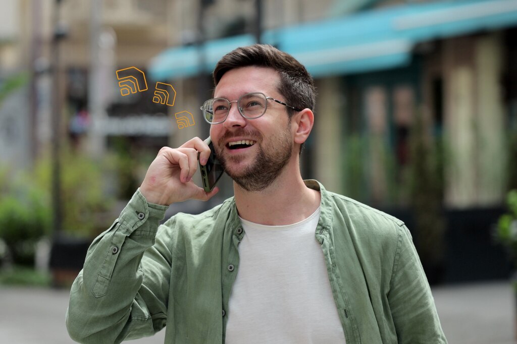 homem sorrindo enquanto fala ao celular ligando dos EUA para o Brasil com facilidade