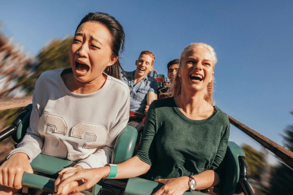 pessoas em montanha-russa se divertindo em atrações radicais na Disney de Paris