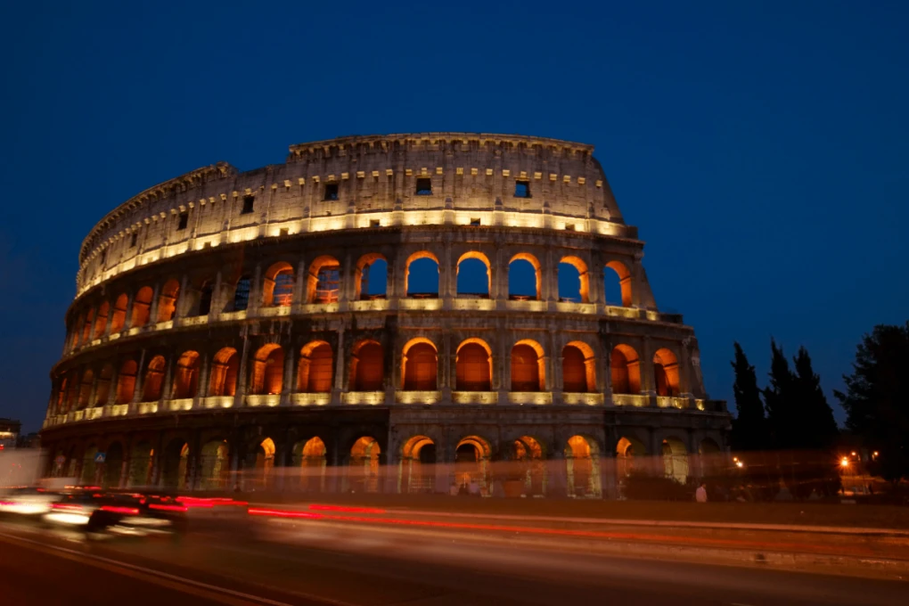 Coliseu iluminado em Roma ponto turístico imperdível para incluir no roteiro de viagem pela Europa