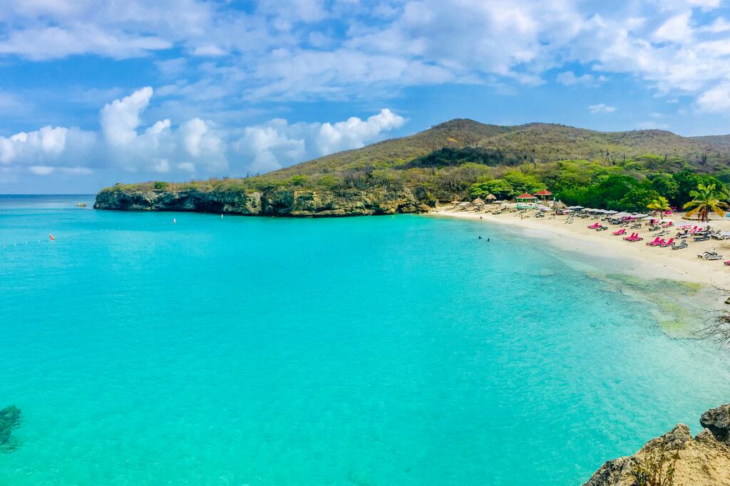 praia de Grote Knip em Curaçao com mar azul-turquesa um dos destinos mais paradisíacos do Caribe