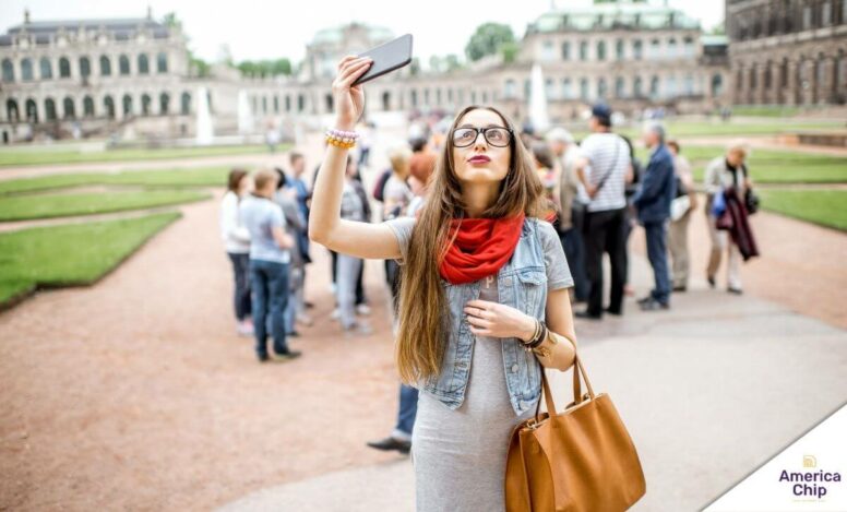 turista usando celular na Alemanha com eSIM Alemanha da AmericaChip para postar conteudo com internet ilimitada